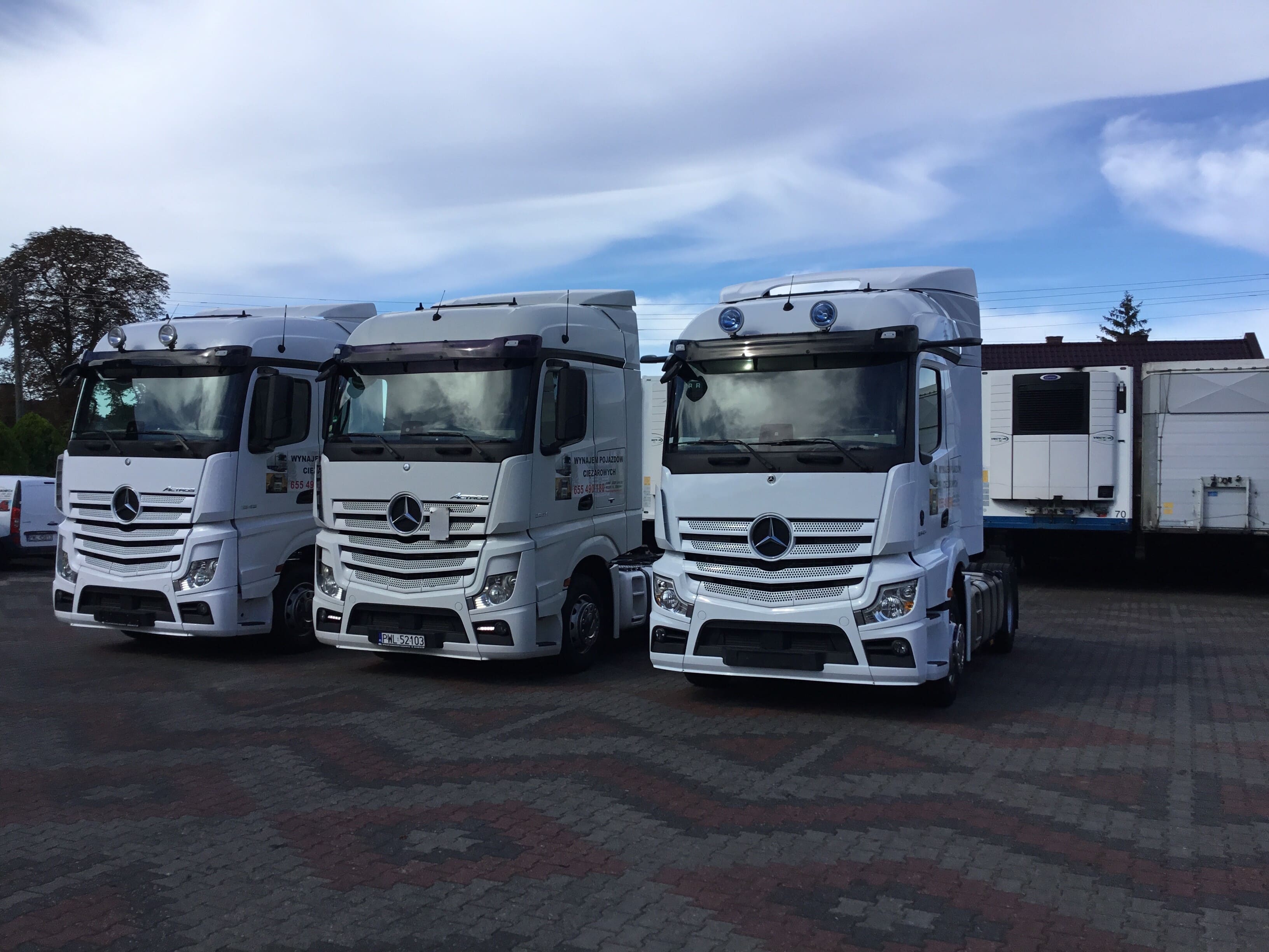 Ciągnik siodłowy Mercedes na drodze